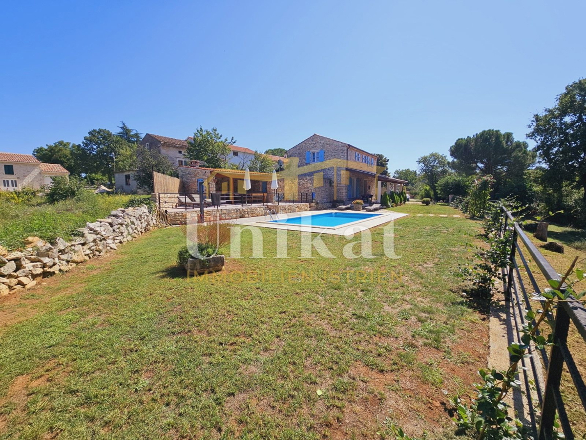 Posest z obnovljeno kamnito hišo, vrtom in bazenom